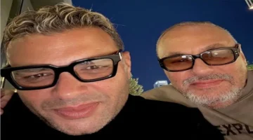 لحظات عائلية دافئة.. رامي صبري يحتفل برأس السنة 2026 مع والده